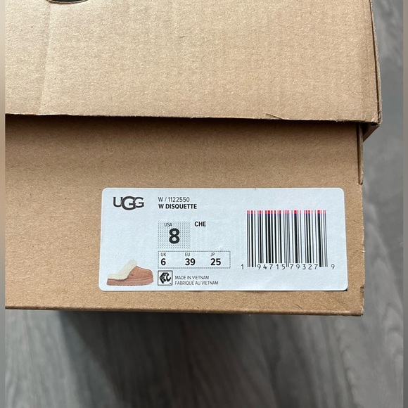 UGG womens slide
Disquette Suede & Shearling Platform Slippers1122550 chestnut - Picture 12 of 13